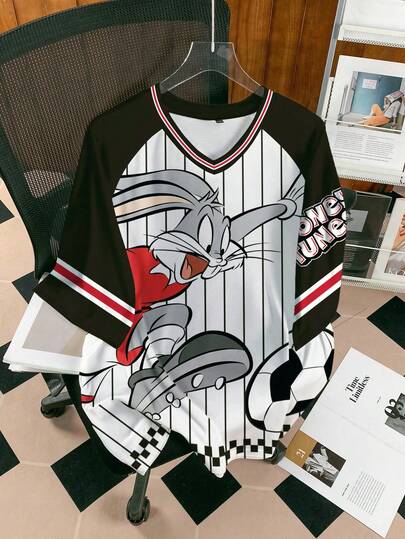 LOONEY TUNES X SHEIN 女士休闲时尚街头卡通兔子踢足球条纹印花撞色插肩袖 V 领 T 恤，夏季