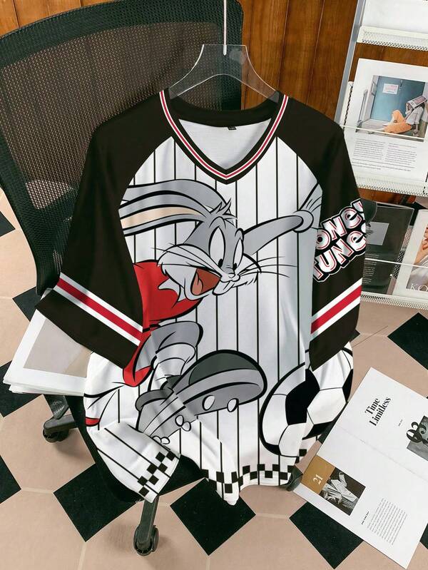 LOONEY TUNES X SHEIN 女士休闲时尚街头卡通兔子踢足球条纹印花撞色插肩袖 V 领 T 恤，夏季