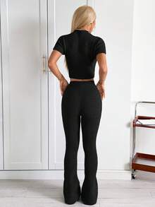 SHEIN EZwear Conjunto de top de punto acanalado de manga corta y pantalones de unicolor sexy y de moda para mujer - Negro - Ver 2