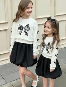 SHEIN 青少年女孩蝴蝶结印花圆领长袖运动衫和黑色迷你裙套装 - 黑與白 - 查看 1