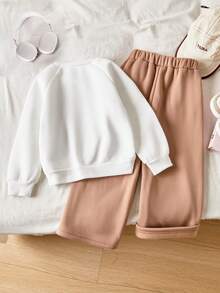 SHEIN Playful Pals Genkimix 年轻女孩女孩白色插肩袖运动衫和卡其色宽松运动裤两件套，适合春秋冬穿着，适合外出、上学和休闲日常穿着 - 卡其色 - 查看 2