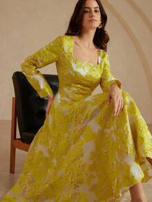 Aveloria Rosie Robe élégante à col trapèze avec imprimé floral métallique, robe ajustée à la taille avec ourlet évasé, robe de soirée romantique et sophistiquée à manches longues - Jaune citron - Voir 3