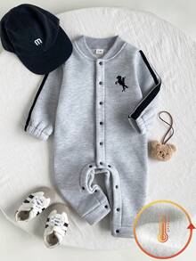 Tutina casual e cool da bambino con colletto ricamato e apertura frontale, adatta per uscite quotidiane, scuola, feste e raduni, abbigliamento per neonati, tutina per bambini, tutina in maglia per neonato maschio, tutina casual per neonato in autunno, completo per neonato, abbigliamento neutro per neonato, tuta in felpa unisex per neonato, abbigliamento sportivo per neonato, tutina casual con bottoni per neonato