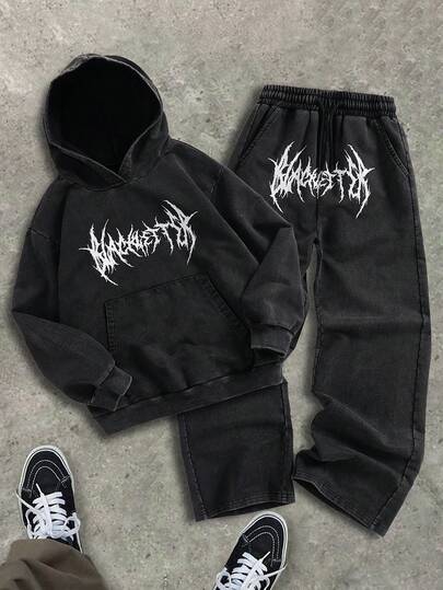 男童牛仔套装，针织牛仔面料，饰有翅膀和骨头图案印花，包括连帽卫衣和松紧腰宽松直筒裤，面料舒适柔软，街头运动风。