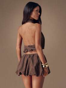 SHEIN BAE Shades Of Brown 夏季時尚夜店風女款兩件套，露背泡泡袖短版上衣配蝴蝶結荷葉邊，低腰泡泡下擺迷你裙，情人節穿搭 - 巧克力棕 - 查看 2