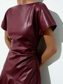 Maija 女式纯色船领蝙蝠袖褶皱 PU 皮革时尚迷你连衣裙 - 紅色 - 查看 6