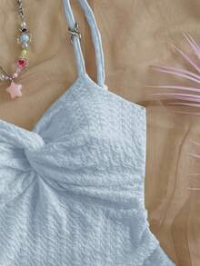 Soleia 女士度假白色针织纹理不对称扭纹胸围荷叶边下摆收腰紧身迷你连衣裙，派对装 - 淺藍色 - 查看 5