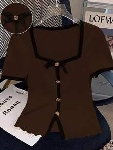 SHEIN Clasi Áo thun tay ngắn cổ tròn đính nút kim loại và nơ sequin cỡ lớn dành cho nữ, phù hợp cho kỳ nghỉ hè - Cà phê nâu - Xem 1