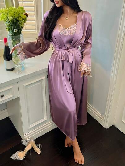 DAZY 浪漫刺绣蕾丝边缎面拼接吊带背心上衣和长款睡袍套装，女士秋冬服装