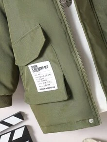 Kurtka wiatrówka dla chłopca z kapturem zapinanym na suwak, kieszeniami i graficznym naszywką dekoracyjną na jesień/zimę