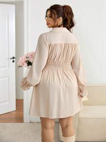 SHEIN Frenchy 大码女式纯色长袖纽扣前襟系带休闲衬衫裙 - 杏色 - 查看 2