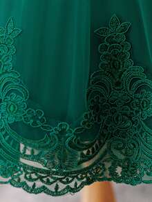 Glamorique Kids Mädchen Grünes Satin & Mesh Kleid mit Halbarm, V-Ausschnitt, großer Schleife hinten, floraler bestickter Rüschenbesatz am Saum, Schleppe, Weihnachtskostüm, Kinderaufführung, Bankettparty, Geburtstag, hochweriges Prinzessinnenkleid - Grün - Übersicht 4