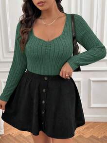 SHEIN Frenchy 大码女式纯色心形领长袖罗纹T恤和迷你裙休闲两件套 - 墨綠色 - 查看 4