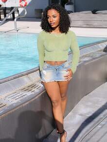 Steph T Jupe en jean mini pour femmes avec ourlet à franges, lavage vintage déchiré et stretch sexy