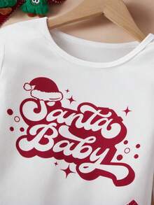一套圣诞快乐男童睡衣，贴身长袖上衣和长裤，红色上衣印有草书“Santa Baby”字样，层叠圣诞树和雪花图案，弹力透气针织面料，可机洗，穿着舒适，易于打理，母子装（单独出售） - 彩色 - 查看 5