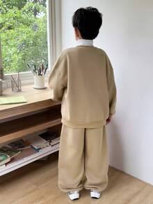 SHEIN 两件套儿童/青少年男童休闲日常舒适字母印花圆领宽松套头卫衣和宽松运动裤套装，适合上学、花园、海滩、生日、春夏秋冬等场合穿着。