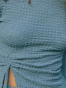 Nöista Elegante conjunto de dos piezas en tela de textura suave, con una parte superior con cintura ceñida y pantalones de pierna ancha. Perfecto para el trabajo, fiestas o noches elegantes. - Neblina azul - Ver 7