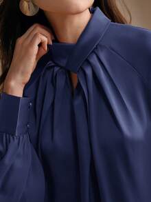 Anewsta 黑色现代都市镂空缎面长袖衬衫 - 藏蓝色 - 查看 2