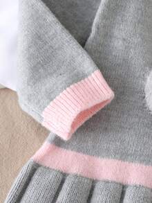 SHEIN Playful Pals 小女孩可爱小熊提花针织圆领A字连衣裙，饰有手工蝴蝶结，褶裥下摆，适合户外旅行和居家穿着。 - 灰色 - 查看 4