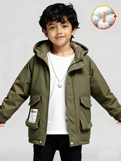Kurtka wiatrówka dla chłopca z kapturem zapinanym na suwak, kieszeniami i graficznym naszywką dekoracyjną na jesień/zimę