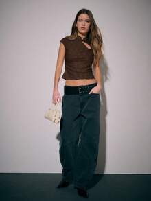 Nöista 这款秋季上衣以新款中式旗袍为灵感，打造清新甜美的造型，修身剪裁更添优雅气质。立领饰以纽扣，彰显传统韵味。不对称的镂空设计，更添个性魅力，勾勒出柔美线条。下摆自然收窄，微微卷曲，轻盈飘逸。整体造型中性时尚，尽显个性风采。 - 巧克力棕 - 查看 3