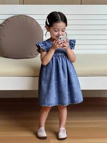 SHEIN 1 chiếc váy denim tay lỡ màu xanh nhạt tươi mát và mơ mộng cho bé gái mùa hè! Chi tiết nơ vui tươi và tay áo lửng thanh lịch làm cho chiếc váy này trở thành lựa chọn hoàn hảo cho những chuyến đi chơi, những ngày thường ở nhà hoặc các bữa tiệc, thể hiện nét quyến rũ độc đáo. - Màu xanh lam - Xem 9