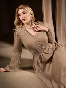 Auralis Elegantes Maxikleid mit V-Ausschnitt, langen Ärmeln, transparentem Mesh-Einsatz, Pailletten und Rüschensaum – perfekt für Partys, Büro, Geburtstage, Dates und vieles mehr. Auch in großen Größen erhältlich. Champagnerfarbenes Luxuskleid für Damen. Beiges Kleid für Damen. Elegantes Kleid mit langen Ärmeln. Himmlisches Kleid/Konzert-/Auftrittskostüm/Date/Hochzeitsbankette/Abschlussball/Hochzeitssaison/Valentinstag/Party-Outfit/Sexy/Alltagslook/Elegante Romantik/Büro-Look/Sirenen-Stil/Geburtstags-Outfit - Khaki - Übersicht 6