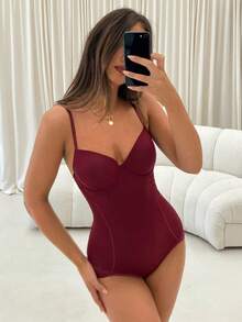 Aloruh 一位优雅的女士身穿性感的纯色无袖褶皱上衣，搭配钢圈滚边。优雅性感，休闲百搭，红色系，适合秋冬季节、圣诞节、派对、新年等场合。可搭配多种服饰，包括内衣和连体裤。 - 酒紅色 - 查看 8