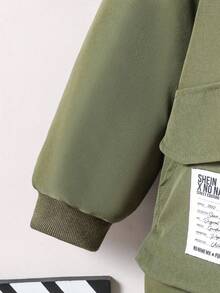 Kurtka wiatrówka dla chłopca z kapturem zapinanym na suwak, kieszeniami i graficznym naszywką dekoracyjną na jesień/zimę