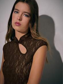 Nöista 这款秋季上衣以新款中式旗袍为灵感，打造清新甜美的造型，修身剪裁更添优雅气质。立领饰以纽扣，彰显传统韵味。不对称的镂空设计，更添个性魅力，勾勒出柔美线条。下摆自然收窄，微微卷曲，轻盈飘逸。整体造型中性时尚，尽显个性风采。 - 巧克力棕 - 查看 2