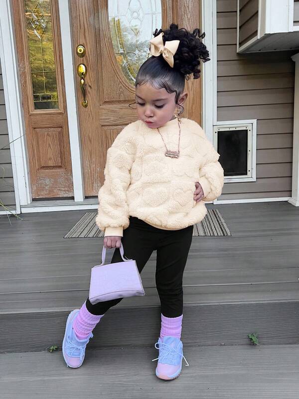 Conjunto informal de niña con sudadera de punto con estampado de corazón esponjoso y leggings de punto de unicolor