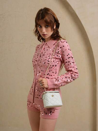 Glamine 粉色针织套装，饰有刺绣亮片纽扣、领口设计、松紧腰带，复古风格两件套女装