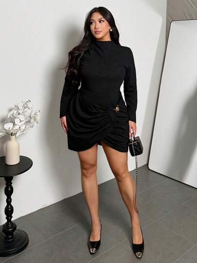 SHEIN Privé 大码秋冬舒适休闲优雅职业办公室通勤知识性褶皱领口松紧合身金属装饰纽扣女式长袖连衣裙
