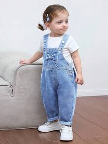 SHEIN Baby Girl Cute Bow Blue Denim Overall Pants,Fall Kid's Casual And Comfortable Wear,Beach Outfits For Kid Girls,Graduation Outfits - Light Wash - View 4