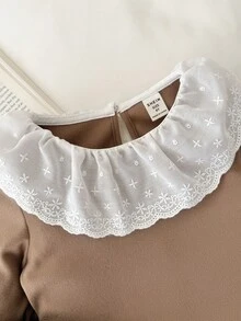 Blossori قميص تي شيرت أنيق بياقة مكشكشة وأكمام طويلة للفتيات الصغيرات بألوان متباينة - قهوة بني - مشاهدة 3