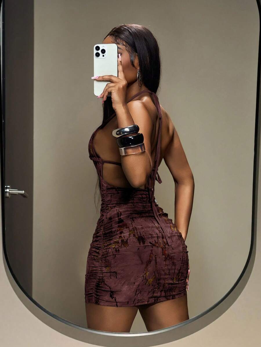 Slaydiva Novo Lançamento de Verão 2025, Adequado para Festa de Aniversário, Volta às Aulas, Estilo de Campus, Uso Diário, Casual, Férias, Viagem de Cruzeiro, Praia, Banho de Sol, Viral, Streetwear, Sexy Y2K, Decote Halter com Laço, Recorte na Frente e no Meio, Costas Abertas Sexy, Decoração de Pérolas, Tecido Floquado Verde, Vestido Míni Colado, Vestido Feminino - Vinho - Visão 1