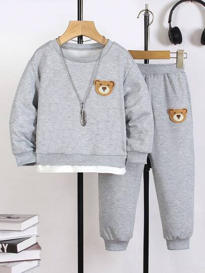 SHEIN Set de 2 piezas para niños pequeños: Parte superior de manga larga con cuello redondo y estampado de letras, y pantalones cortos sueltos. Diseño de dos piezas con estampado de letras refinado que le da un toque casual y elegante. Pantalones de ajuste relajado, tela suave y cómoda, ideal para el centro comercial, la escuela, los deportes, las fiestas, el parque y la vuelta al cole.