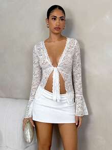 SHEIN Glamour Relinas 女士 V 领蕾丝系带长喇叭袖性感衬衫，春秋季优雅女士衬衫白色上衣，适合秋季和感恩节穿着。 - 白色 - 查看 4