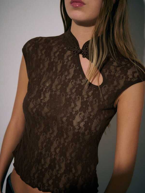 Nöista Autumn Top Features A Fresh And Sweet Look Inspired By The New Chinese Cheongsam Style, With A Slim Fit. The Stand-Up Collar, Embellished With Buttons, Highlights Its Traditional Charm. The Asymmetrical Cutouts Add Character And Feminine Lines. The Hem Is Naturally Tapered And Gently Wavy, Creating A Sense Of Lightness. The Overall Look Is Gend, Showcasing A Fashionable Personalized.