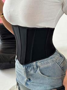 1件黑色束身腰带，适合日常穿着