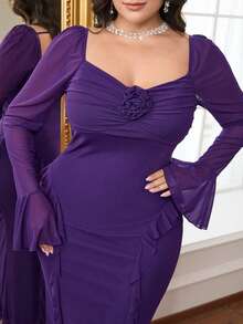 Modelyn Figurbetontes Kleid in Große Größen mit Herzausschnitt, langen Glockenärmeln und Rüschensaum