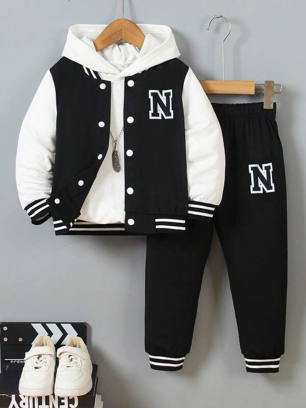 SHEIN Set 2 bucăți Young Boys: pulover tricot negru, cu mâneci albe, cu imprimeu mare "N" în față; Împreună cu pantaloni sport imprimați asortați, guler cu nervuri, manșete și tiv pentru confort; Stil casual, sportiv, potrivit pentru primăvară/toamnă, purtare zilnică, școală, călătorii