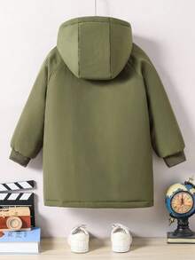 Kurtka wiatrówka dla chłopca z kapturem zapinanym na suwak, kieszeniami i graficznym naszywką dekoracyjną na jesień/zimę