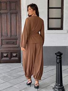 Easura Conjunto informal de dos piezas para mujer talla grande con blusa de manga larga con cuello en V, cinturón y lazo, y pantalones holgados con cordón