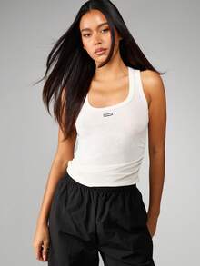 MISSGUIDED 轻薄圆领背心，适合夏季日常休闲叠穿，基础款无袖背心 - 杏色 - 查看 1