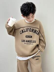 SHEIN 两件套儿童/青少年男童休闲日常舒适字母印花圆领宽松套头卫衣和宽松运动裤套装，适合上学、花园、海滩、生日、春夏秋冬等场合穿着。