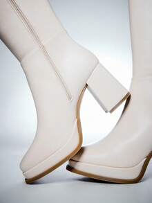 Solezae #LegsForDays 女式 3.25 英寸粗跟和 1 英寸厚底方头优质 PU 及膝靴 - 时尚、精致、轻松，经典黑色，彰显您的大胆秋冬风格。 - 白色 - 查看 6