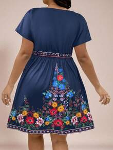 SHEIN VCAY Vestido de manga de murciélago con cuello en V y estampado floral para tallas grandes - azul real - Ver 2