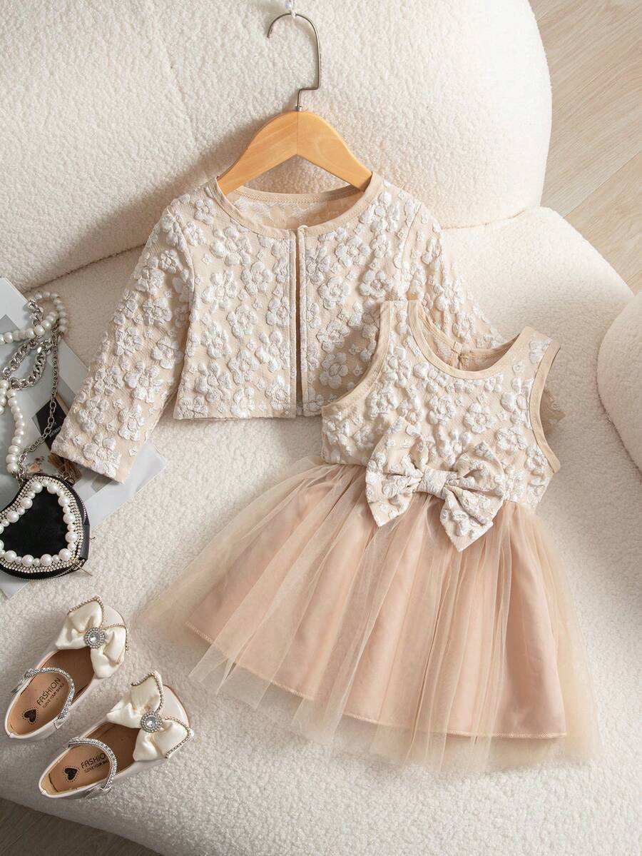 SHEIN Bộ 2 món/Bộ đồ cho bé gái mới biết đi mùa thu năm 2025, váy không tay họa tiết thác nước Jacquard, trang trí nơ trước, viền lưới và áo khoác cardigan cổ tròn, đơn giản và thời trang - Màu be - Xem 1