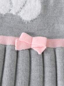 SHEIN Playful Pals 小女孩可爱小熊提花针织圆领A字连衣裙，饰有手工蝴蝶结，褶裥下摆，适合户外旅行和居家穿着。 - 灰色 - 查看 6